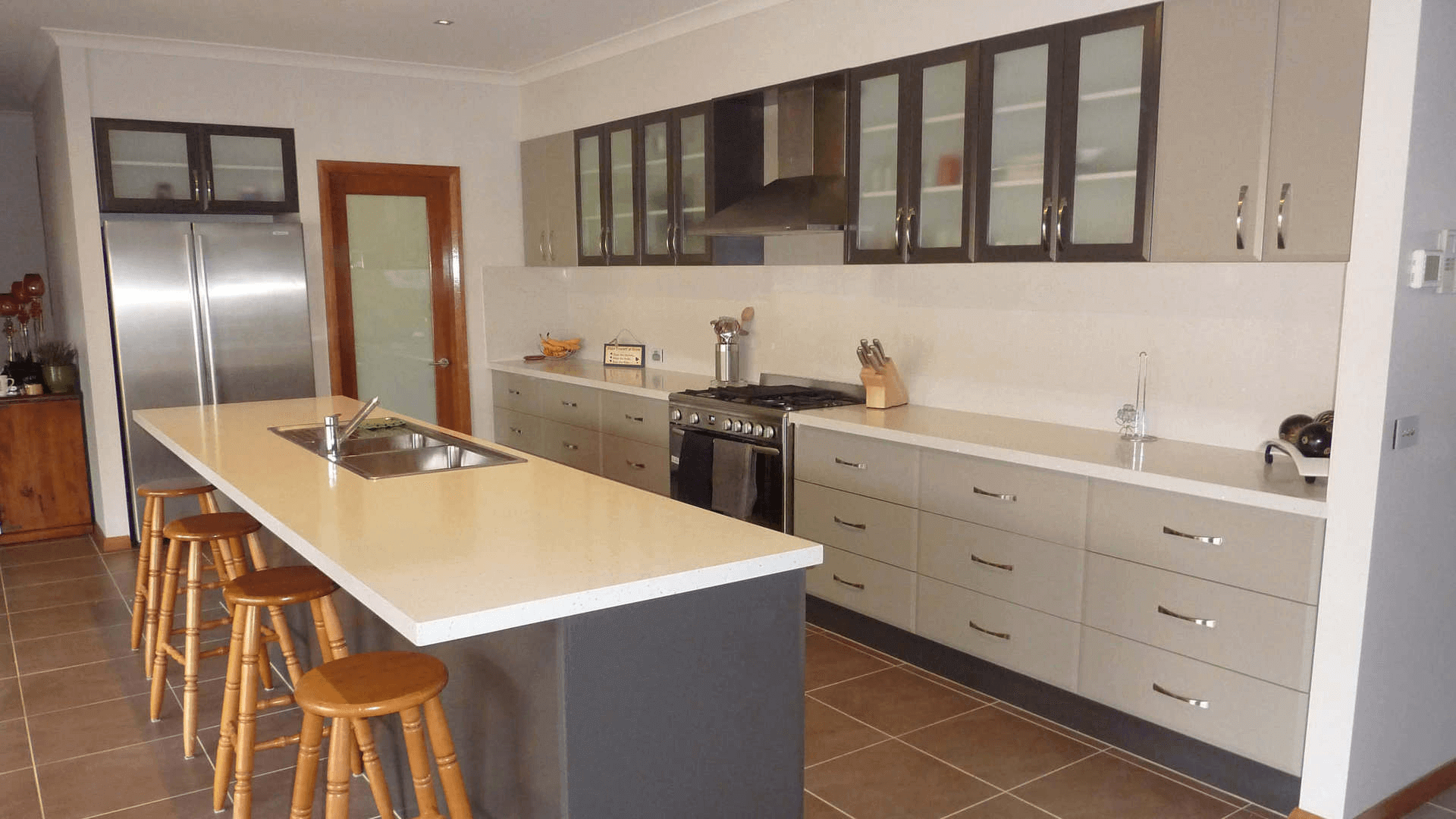 Matt 2 Pack Doors and Panels in Contrasting Colours with Caesarstone Top